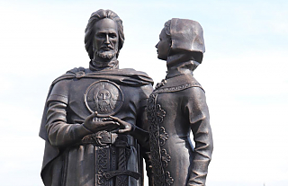 Памятник святым Петру и Февронии установлен в Островце