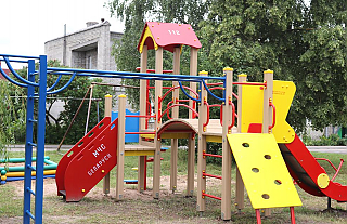 Детские площадки с логотипом МЧС появились в Островце