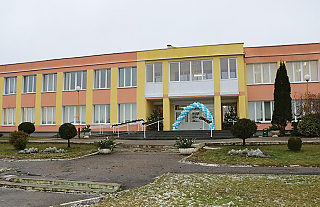 В Гудогайской школе обновили фасад здания 