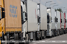 Автобусы и грузовики из Беларуси начали принимать в литовском пункте пропуска "Мядининкай"