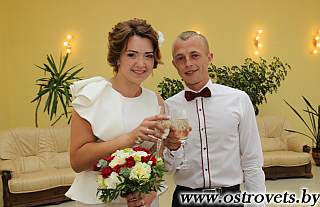 Церемония регистрации брака одной из молодых пар в отделе ЗАГС 15 августа была несколько необычной