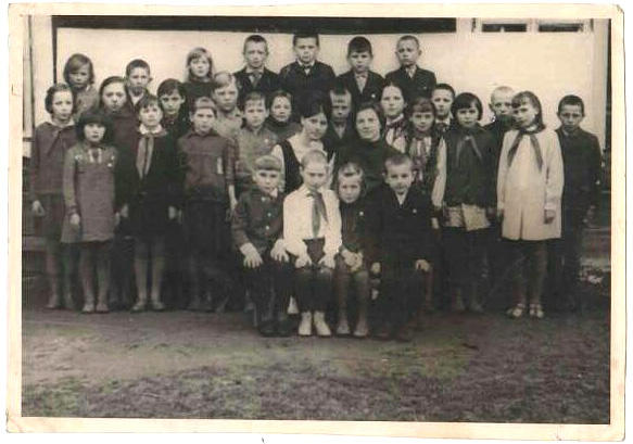 Вучні1-3кл. Белавадзянскай школы 1968 год..jpg