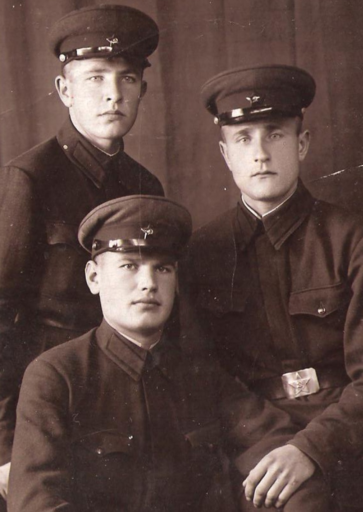 Калгушкин Н. С. снизу слева Ярославль 1934 г..jpg