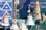 Построили картонную станцию и продемонстрировали её зрителям участники  театрализованной мастерской “Инженер будущего”