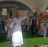 Хлебасольна віталі шаноўных гасцей на астравецкім падворку на "Дажынках" у Ваўкавыску
