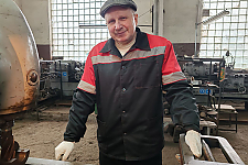 Амаль паўстагоддзя працуе на кардоннай фабрыцы гонар Астравецкага раёна Уладзімір Лазарэвіч