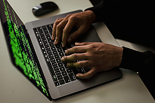 Сколько киберпреступлений зарегистрировано на Островетчине и почему люди попадаются на уловки мошенников 