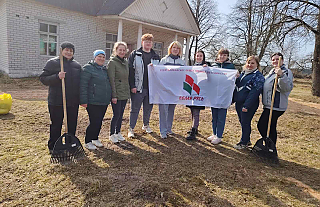 Работники районной библиотеки трудились на субботнике в Изабелино