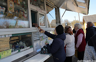 Маршрутами автолавки отправился корреспондент газеты