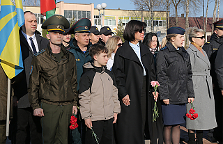 На митинг памяти о  сожжённой Хатыни собрались островчане