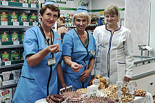 Фотофакт. Работники Сморгонского филиала облПО пообщались с покупателями