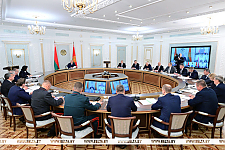 "Мужики, в бой!" Лукашенко требует по-военному решать задачи в ходе нынешней уборочной кампании