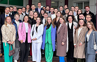 Мікалай Севасцьян, Аліна Міхно і Яна Кавалеўская дзеляцца ўражаннямі ад рэспубліканскага балю выпускнікоў вну