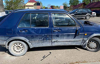 В Волковысском районе молодой человек от злости разбил автомобиль