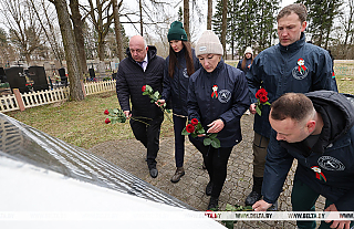 "Почтить память предков и показать пример другим". В Беларуси стартовал проект "Цветы Великой Победы" 