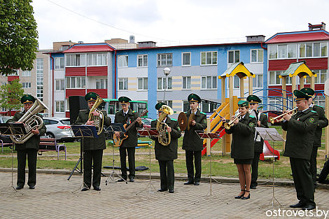 Под звуки оркестра принимали поздравления с юбилеем Победы бывшие узницы концлагерей