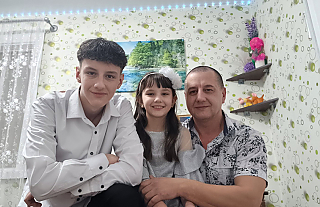 Папа может всё: Игорь Скадорва один воспитывает двоих детей