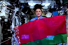 Марина Василевская передала Лукашенко Государственный флаг Беларуси, побывавший на МКС