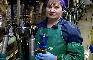 Гордость района: оператор машинного доения МТК “Рытань” совхоза “Подольский” Светлана Баран