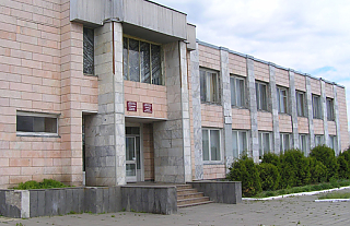 У летаргічным сне  знаходзяцца работнікі культуры Гервят.  А “калыханку” ім спявае сельвыканкам