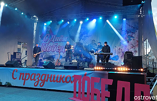 Фотофакт. В День Победы в Островце выступил кавер-бэнд Time Scwer