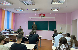 Об учёбе в Военной академии рассказал островецким старшеклассникам курсант Денисевич