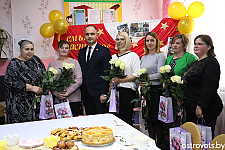 За чашкой чая пообщались приёмные родители с председателем райисполкома Сергеем Медзвецкасом 
