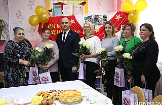 За чашкой чая пообщались приёмные родители с председателем райисполкома Сергеем Медзвецкасом 