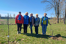 Активистки БСЖ на субботнике заложили яблоневый сад около детского социального приюта в Ворнянах