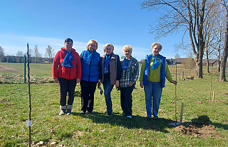 Активистки БСЖ на субботнике заложили яблоневый сад около детского социального приюта в Ворнянах
