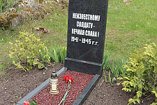 В канун Дня Победы активисты профсоюза работников АПК возложили цветы к могиле неизвестного солдата в Ворнянах