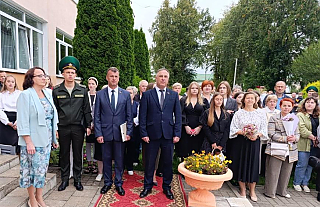 Подарок от партии «Белая Русь» на линейке в День знаний получили островецкие школьники