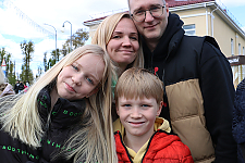 С удовольствием приезжает на праздники в родной город семья Шовкун