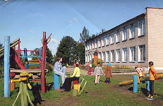 Па сцяжынцы да школьнага парога Спондаўскай сярэдняй школы прайшлася яе апошні дырэктар Кацярына Емяльян