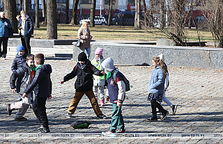 Какие льготы от государства положены семьям с детьми, напомнили в Минтруда 