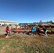 Массово, дружно и с хорошим настроением на субботнике в своих хозяйствах трудились работники АПК