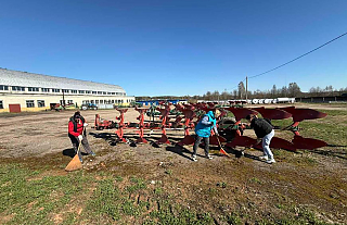 Массово, дружно и с хорошим настроением на субботнике в своих хозяйствах трудились работники АПК