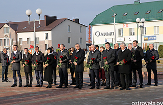 Представители ООН возложили цветы к памятнику советским воинам и партизанам в Островце