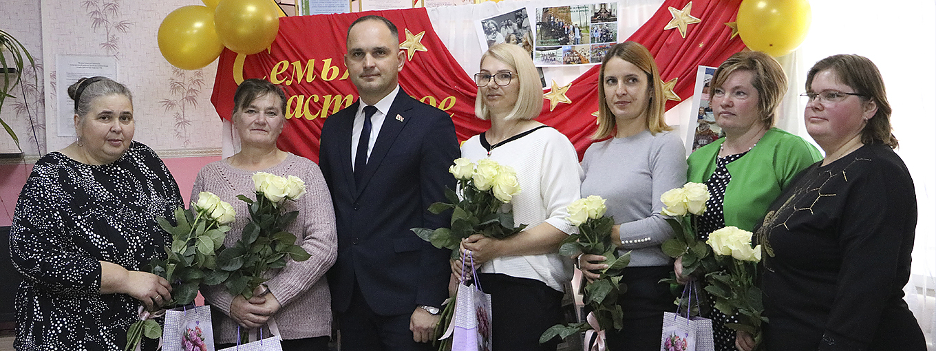 За чашкой чая пообщались приёмные родители с председателем райисполкома Сергеем Медзвецкасом 