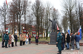Фотофакт. В День Октябрьской революции островчане собрались у памятника Ленину