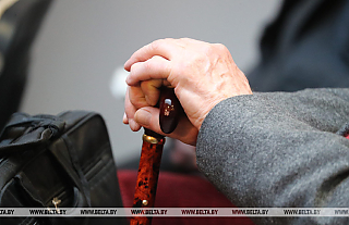 Размер пособия по уходу за человеком старше 80 лет или инвалидом I группы вырастет с 1 ноября