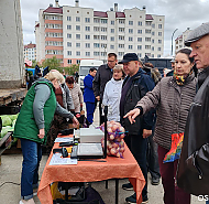 Утро. А ярмарка в Островце уже в разгаре