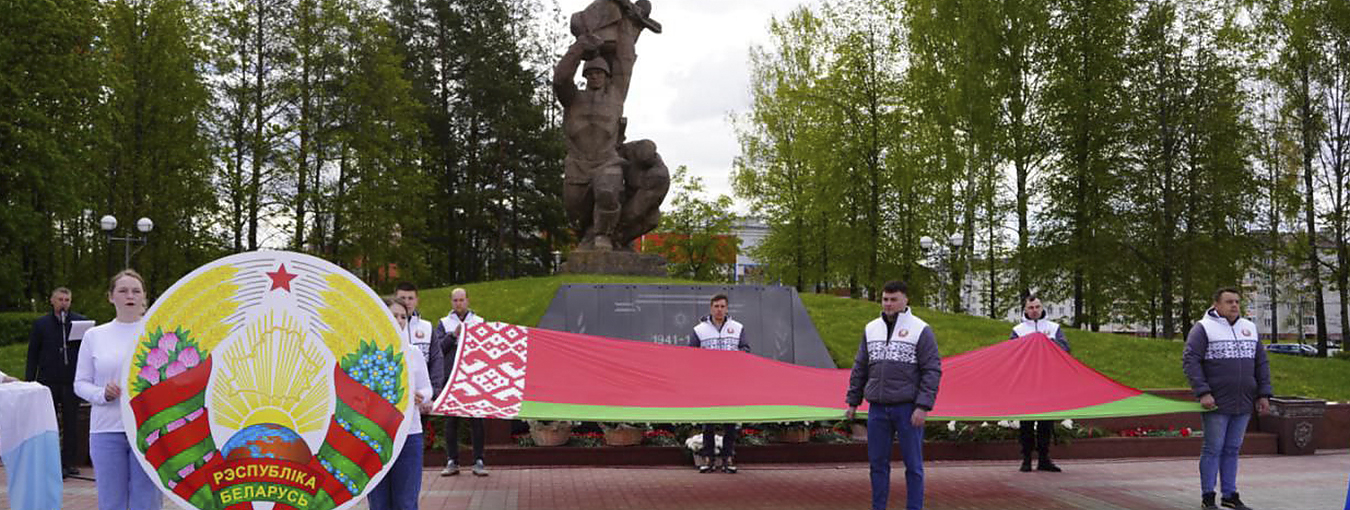 Гордость за страну и государственные символы: митинг прошёл в Островце