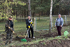 Работники Островецкого отдела образования принимают участие в республиканском субботнике.