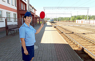 Ко Дню железнодорожника: с улыбкой встречает поезда Ольга Богданович
