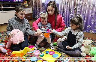 Лукашенко: если у каждого будет хотя бы пятеро детей, цветущей будет страна