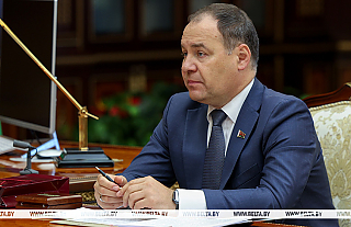 Роман Головченко передал Александру Лукашенко первую золотую монету из белорусского сырья