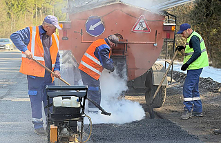 После зимы ремонтируют дороги работники ЖКХ