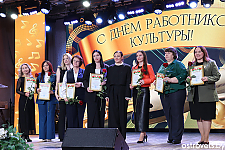 Фотофакт. Накануне профессионального праздника работники культуры принимали поздравления