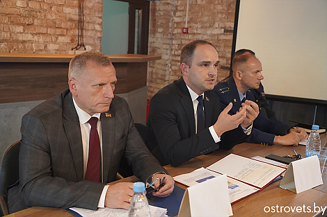 О единстве, мире и согласии говорили на едином дне информирования: Анатолий Дорожко и Сергей Медзвецкас встретились с жителями Михалишек и коллективом ООО "Белтрос"